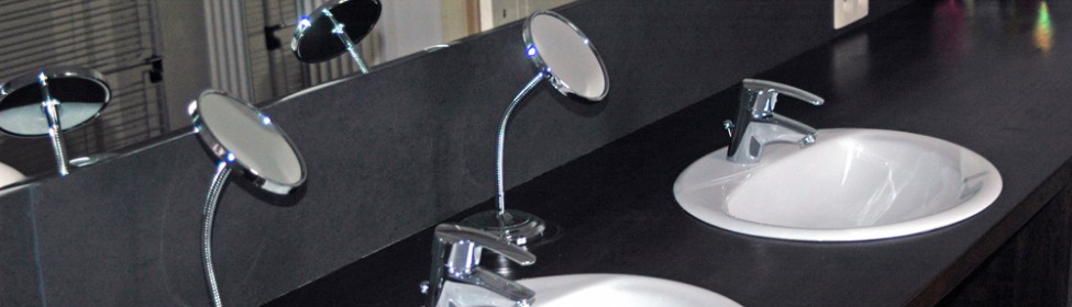 Sinks with zoom mirrors